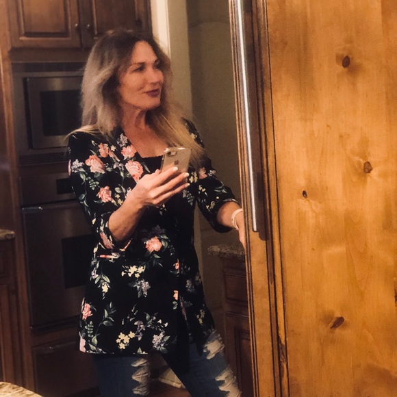 Black Floral blazer ❤️ - Picture 3 of 3